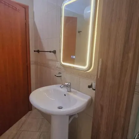 Liqeni Thate, * Тирана