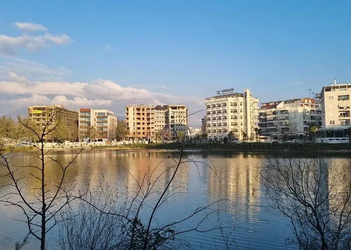 Liqeni Thate, 地拉那